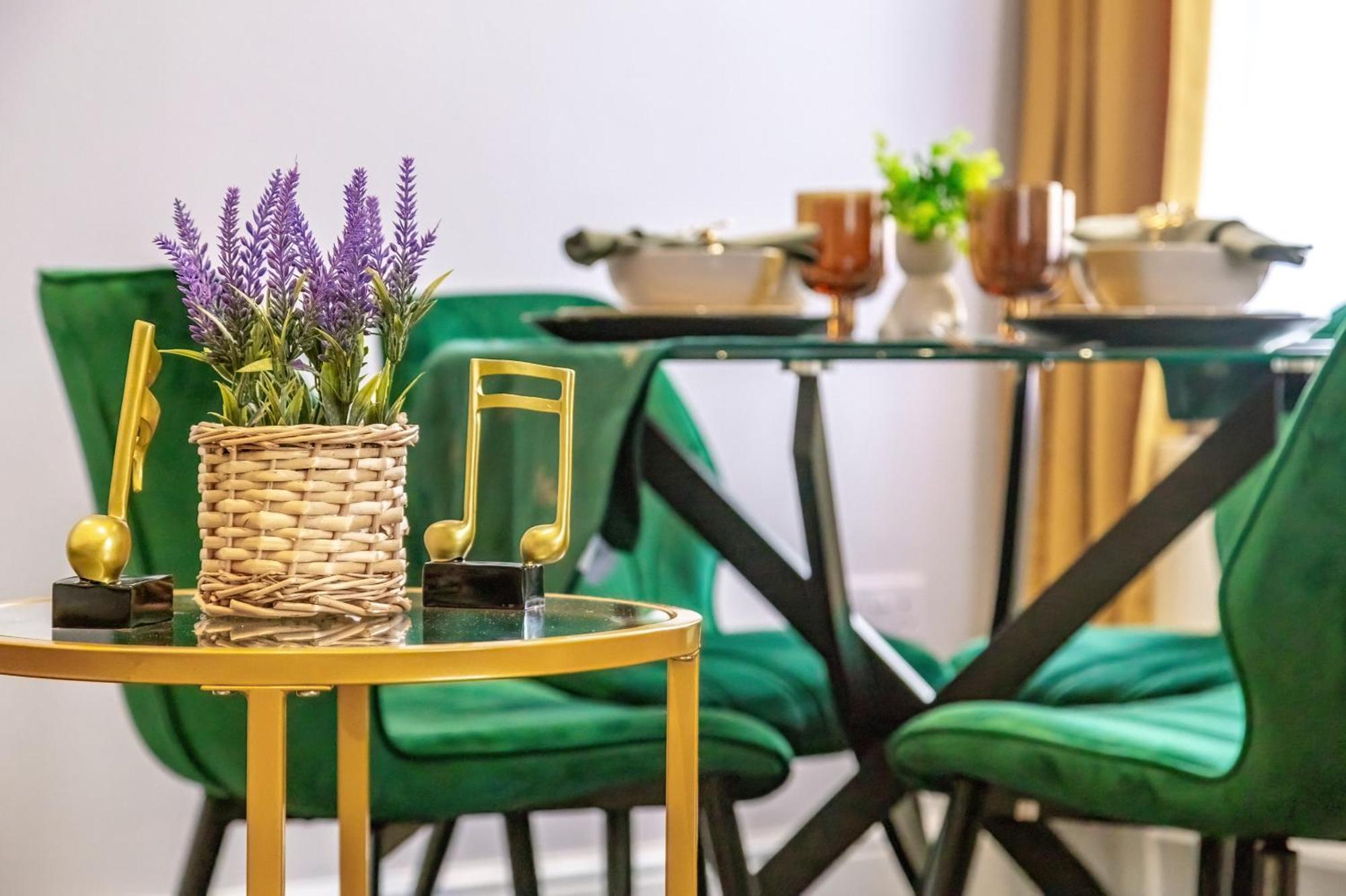 Elegant 2Br London Hideaway- King Bed, Sleeps 6 - Parking- Instant Book- 20 Percent Off Limited Time! Barnet Bagian luar foto