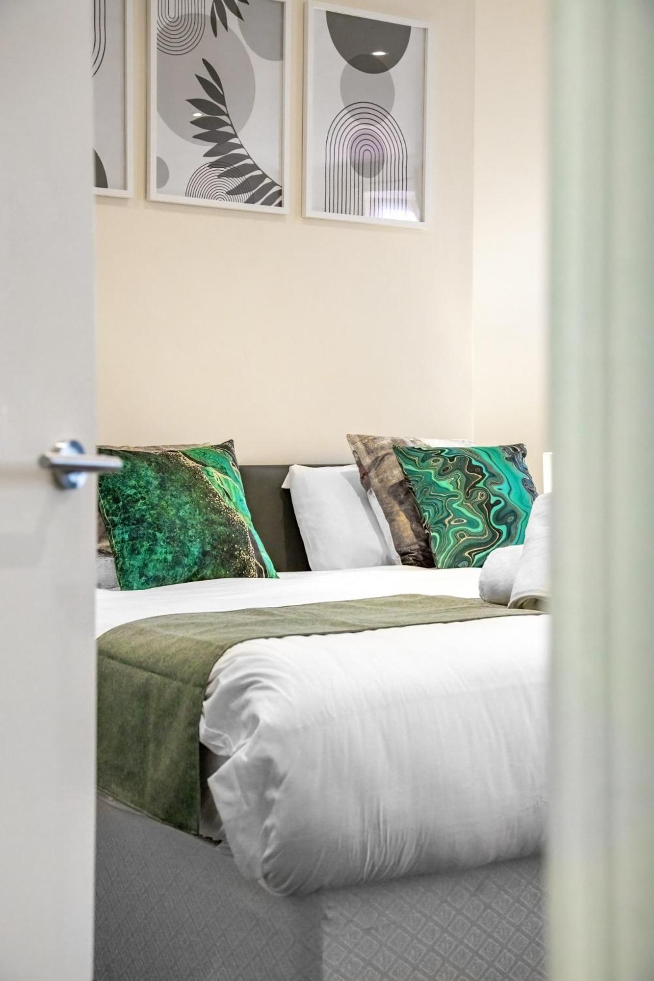 Elegant 2Br London Hideaway- King Bed, Sleeps 6 - Parking- Instant Book- 20 Percent Off Limited Time! Barnet Bagian luar foto