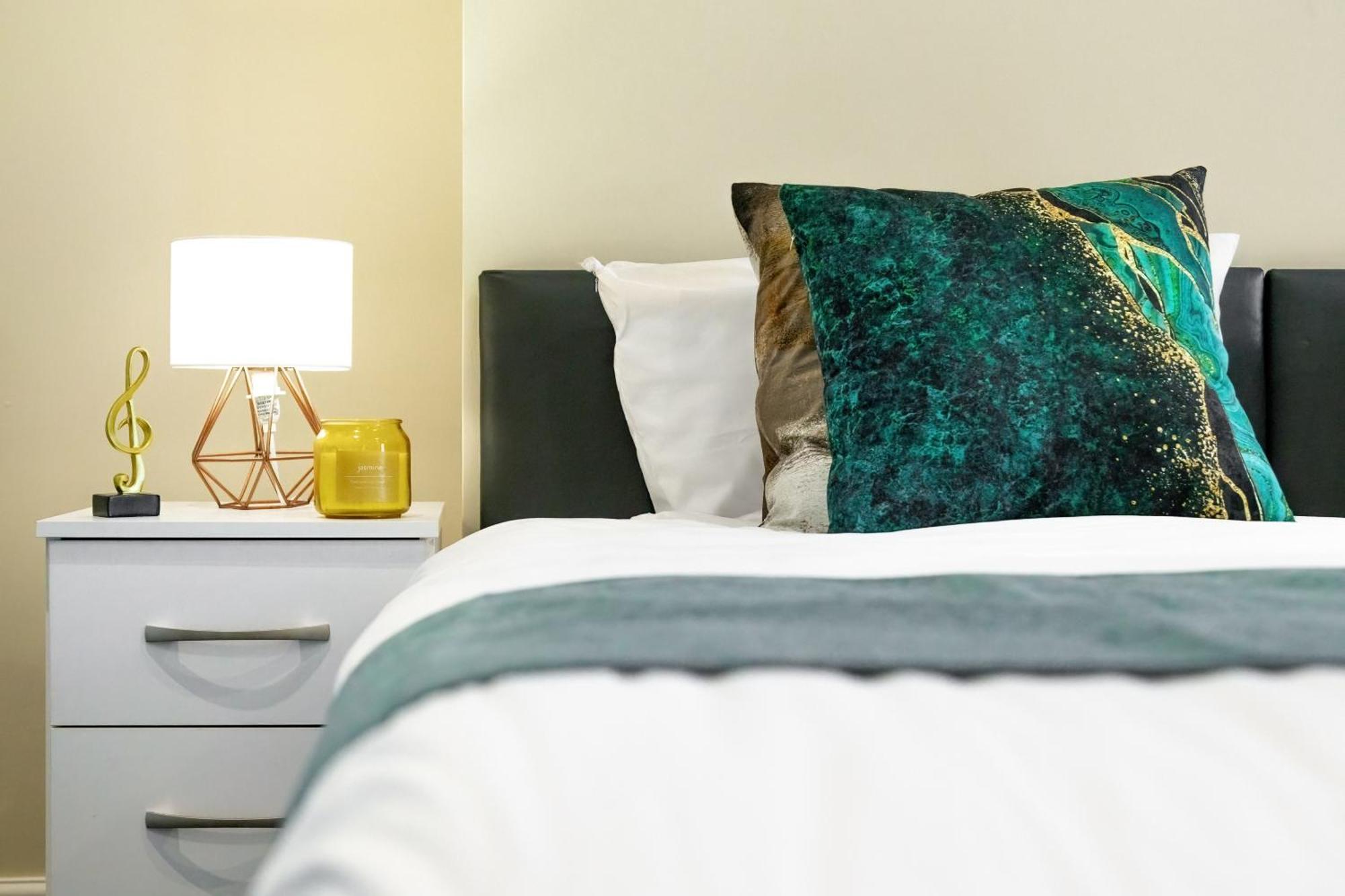 Elegant 2Br London Hideaway- King Bed, Sleeps 6 - Parking- Instant Book- 20 Percent Off Limited Time! Barnet Bagian luar foto