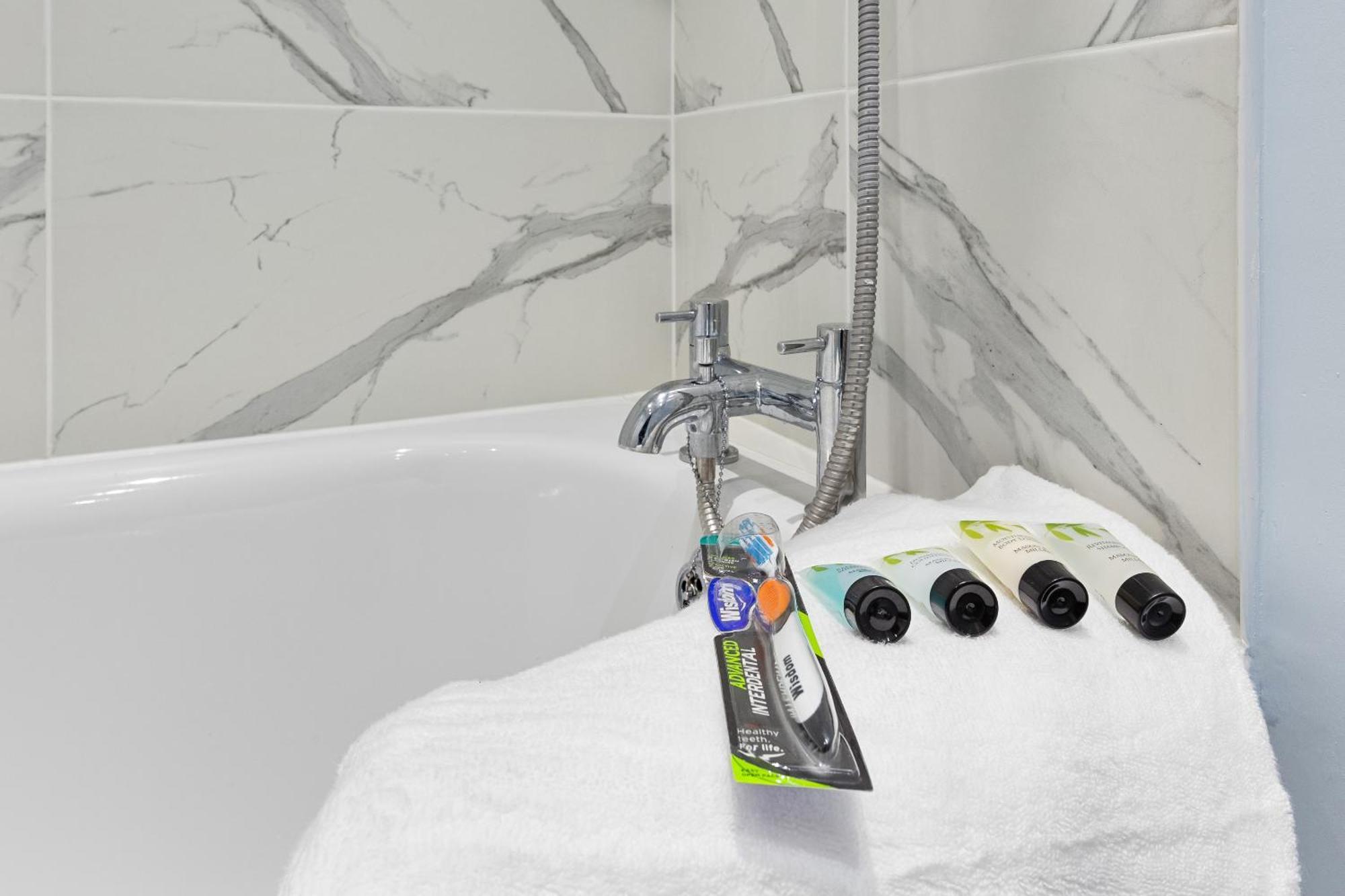 Elegant 2Br London Hideaway- King Bed, Sleeps 6 - Parking- Instant Book- 20 Percent Off Limited Time! Barnet Bagian luar foto