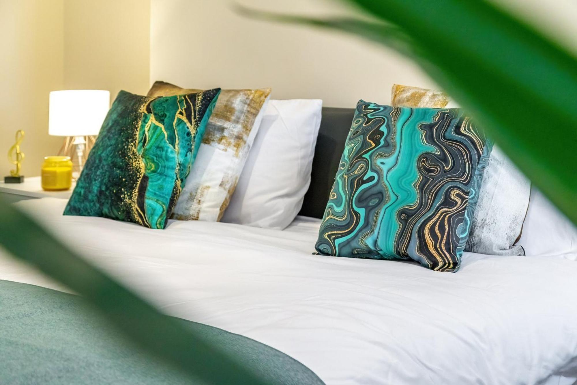 Elegant 2Br London Hideaway- King Bed, Sleeps 6 - Parking- Instant Book- 20 Percent Off Limited Time! Barnet Bagian luar foto