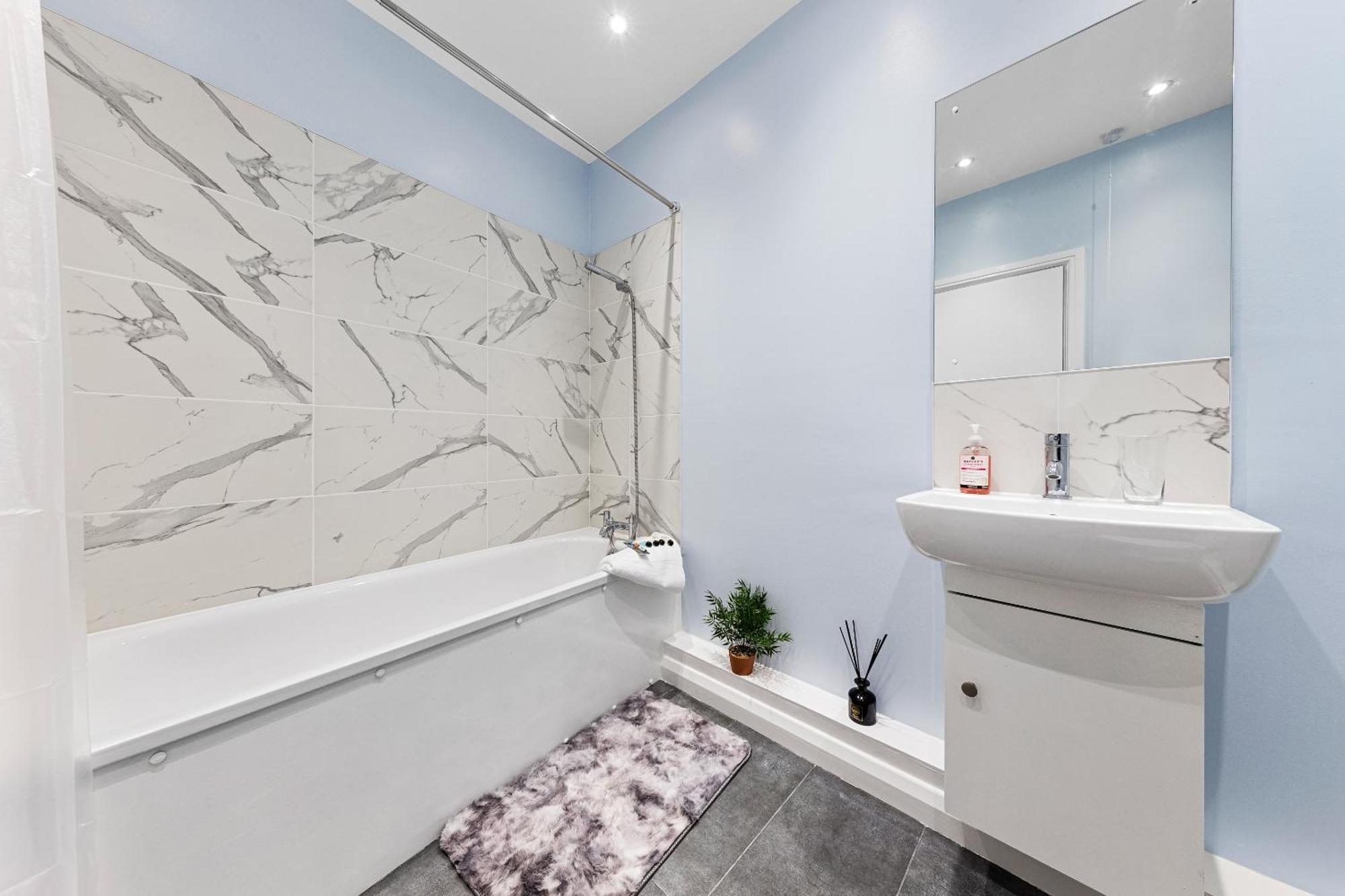 Elegant 2Br London Hideaway- King Bed, Sleeps 6 - Parking- Instant Book- 20 Percent Off Limited Time! Barnet Bagian luar foto