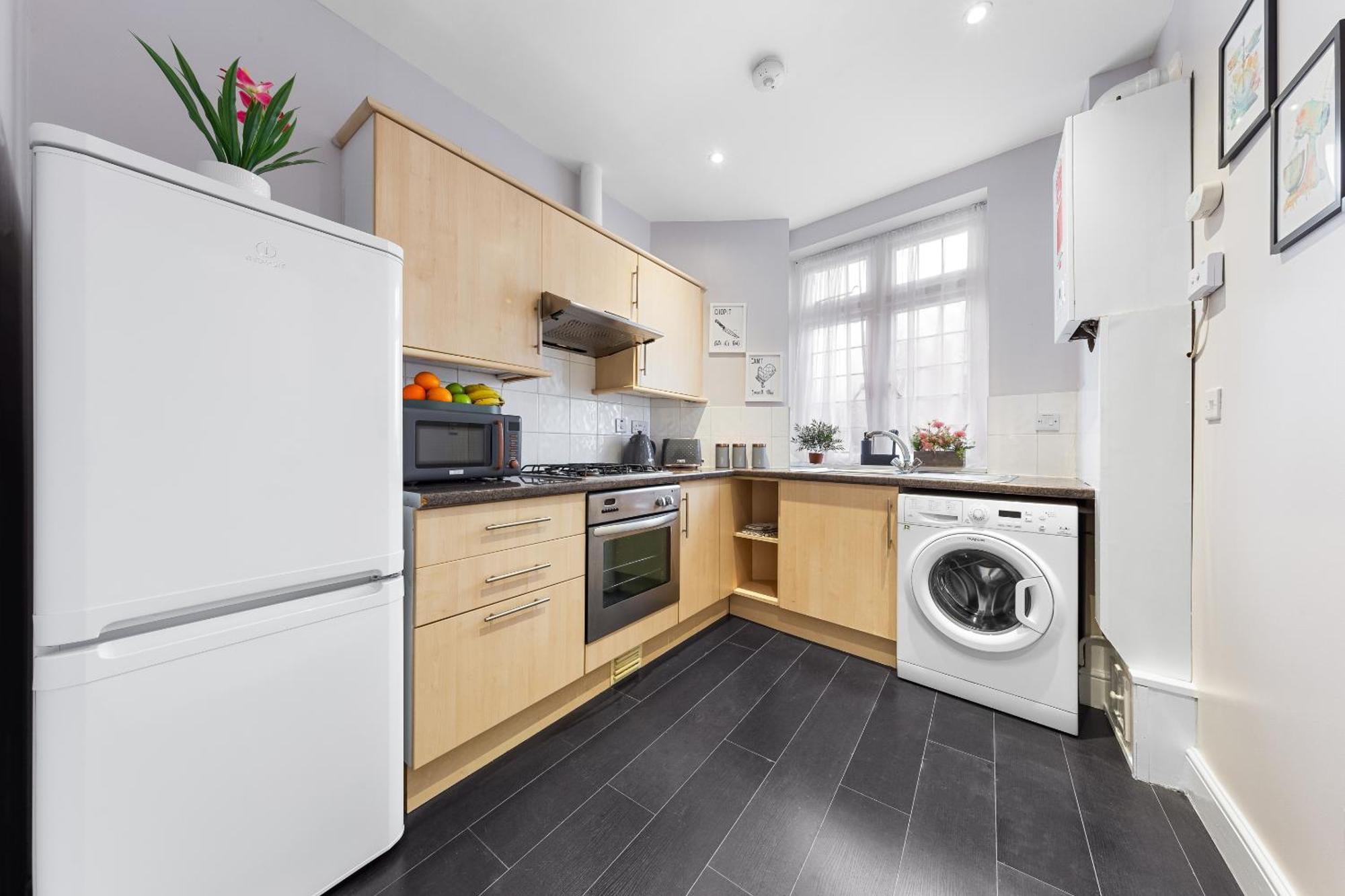 Elegant 2Br London Hideaway- King Bed, Sleeps 6 - Parking- Instant Book- 20 Percent Off Limited Time! Barnet Bagian luar foto